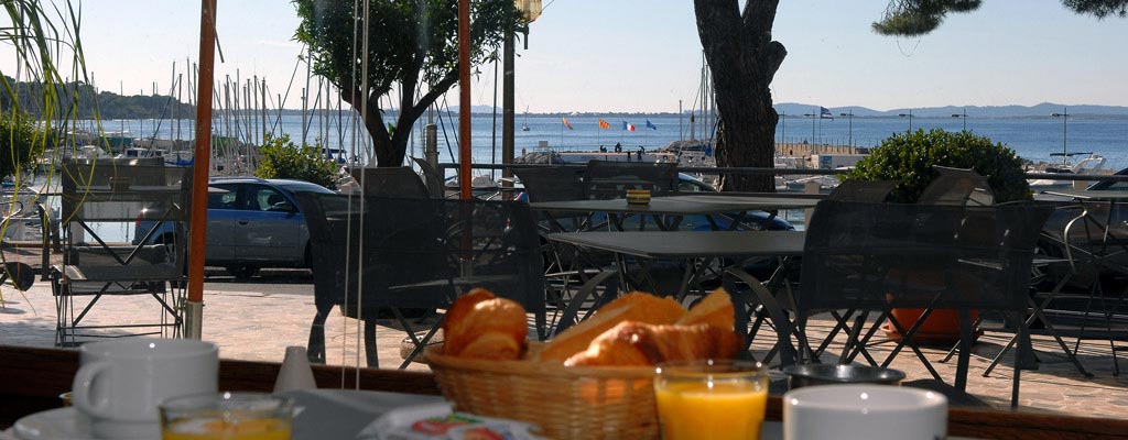 Petit déjeuner face à la mer